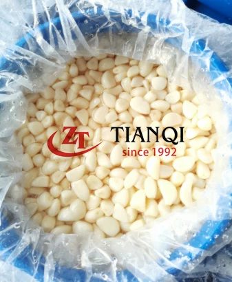 Sózott friss hámozott fokhagyma sós lében, dobokban