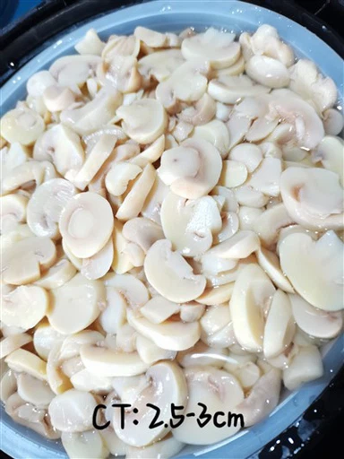 Szeletelje fel a csiperkegombát ecetben műanyag hordókban