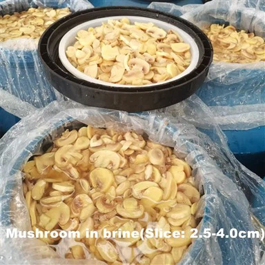 Egész gomba dobban szeletelt sampinyonval hordóban